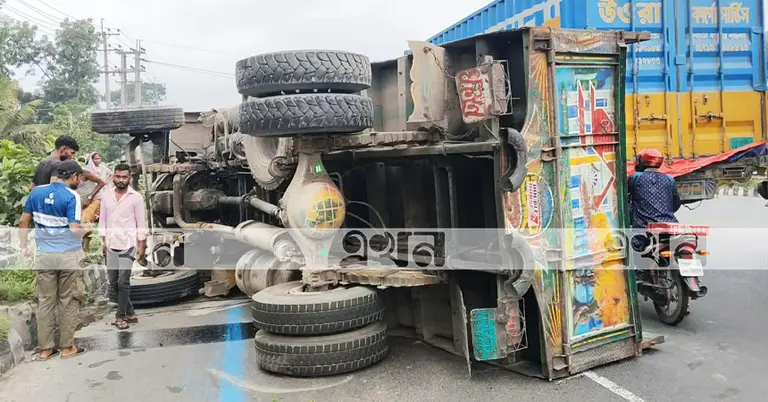 দুর্ঘটনায় উল্টে যাওয়া ট্রাক